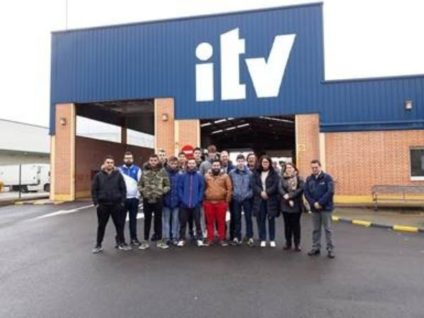Los alumnos del Instituto de Formación Profesional Los Sauces, de Benavente, visitan una estación de ITV de Grupo Itevelesa para conocer su funcionamiento